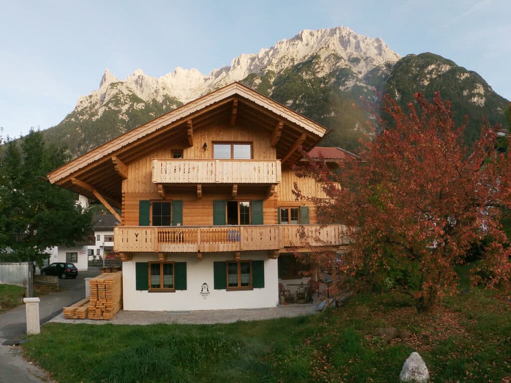 Herbstliche Hausansicht mit Karwendel im Hintergrund_Ferienwohnung Donnermühle