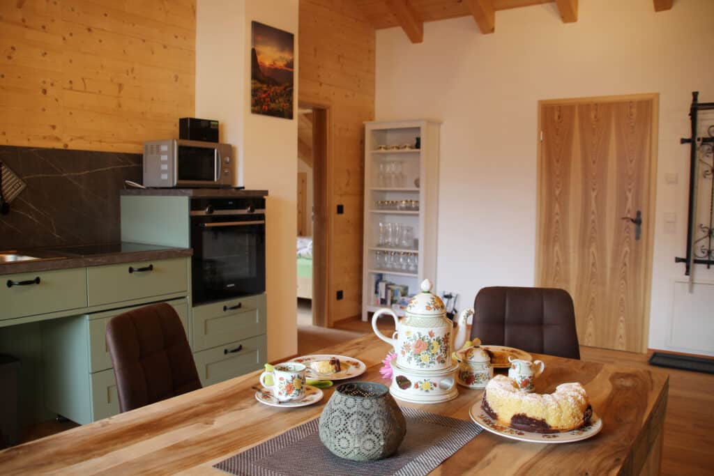 Gedeckter Kaffeetisch in der offenen Küche _ Ferienwohnung Donnermühle