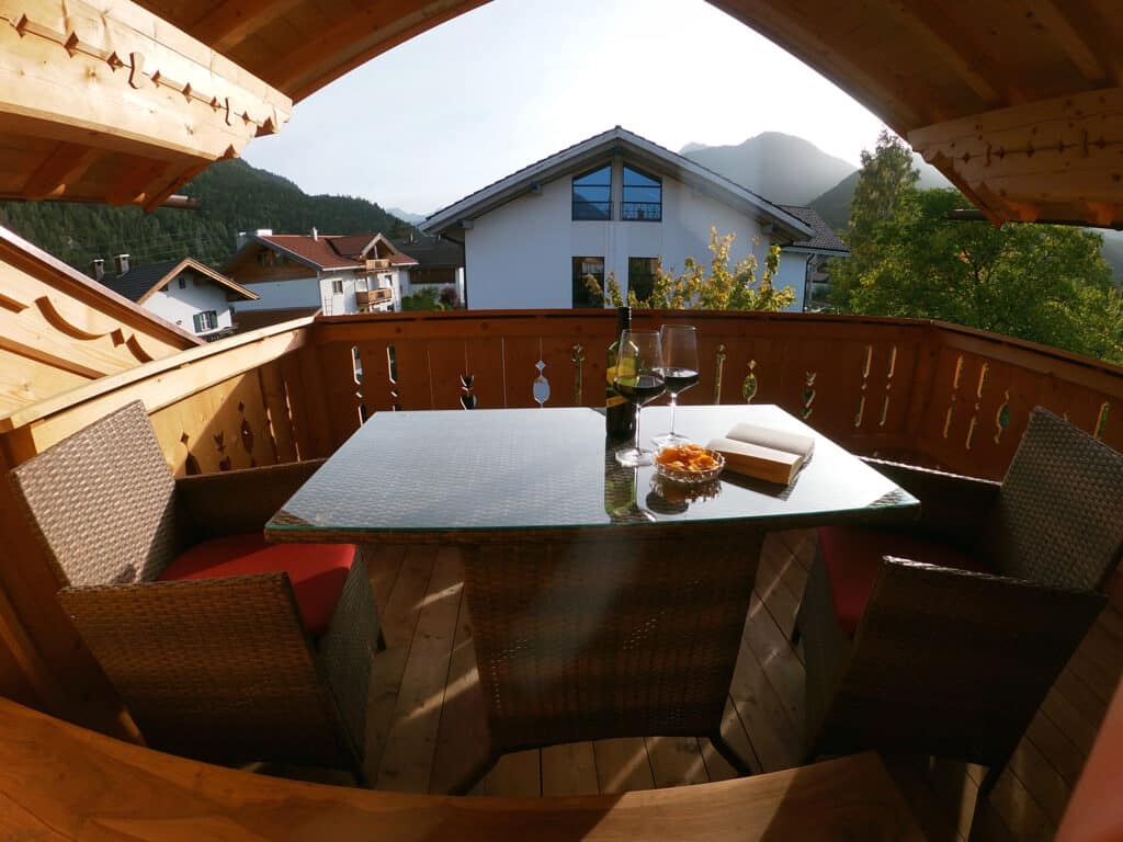 Geschützer Balkon-Lodge-mit Balkontisch und Stühle